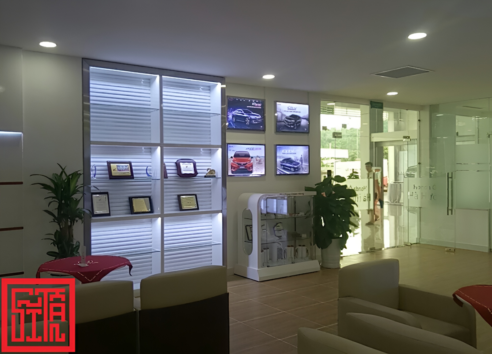 thi công nội thất showroom Honda – tủ trưng bày phụ kiện & giải thưởng