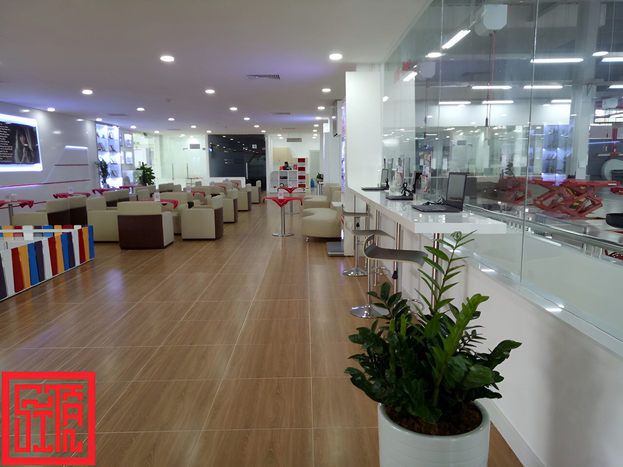 nội thất showroom Honda – khu vực tiếp khách sang trọng 
