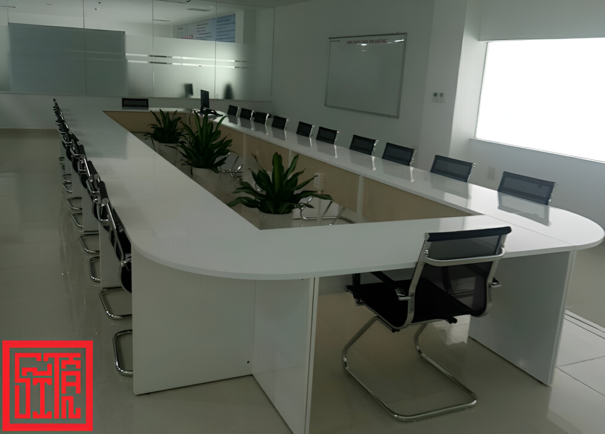 nội thất showroom Honda – phòng họp hiện đại, bàn dài chữ U