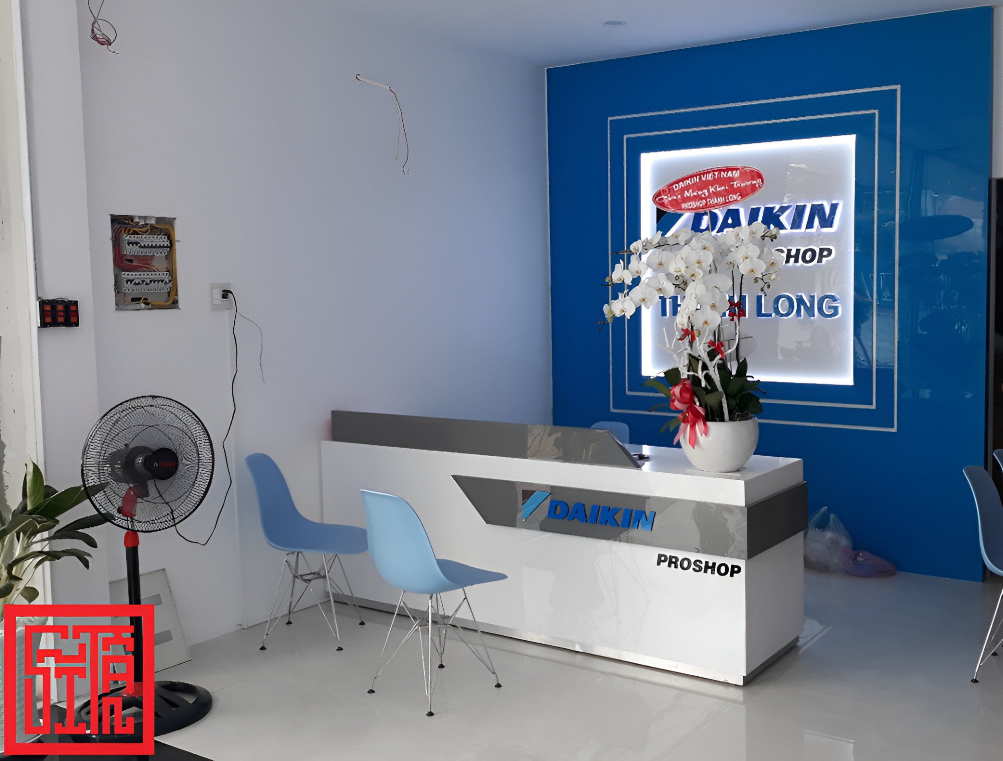 thi công nội thất showroom Daikin – quầy lễ tân hiện đại