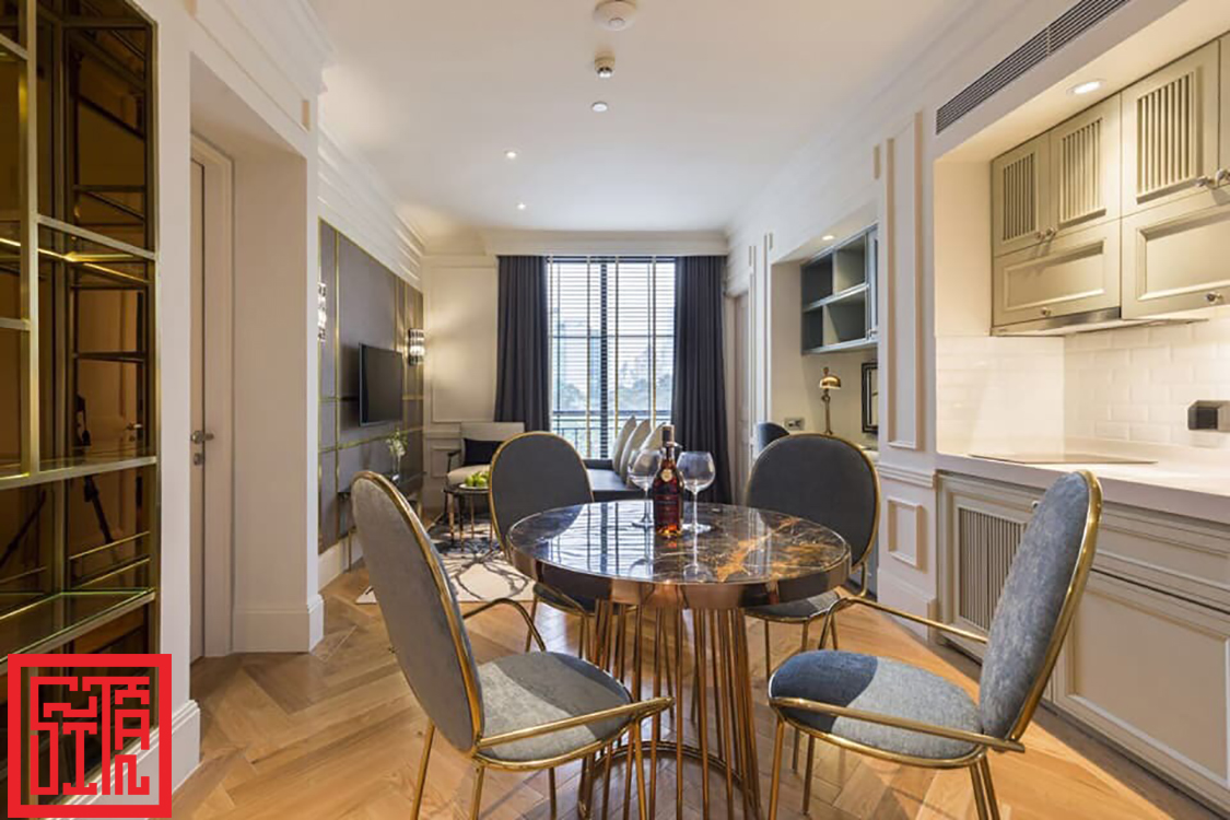 Chi tiết tường phào chỉ trong thiết kế khách sạn Bach Suites Saigon.