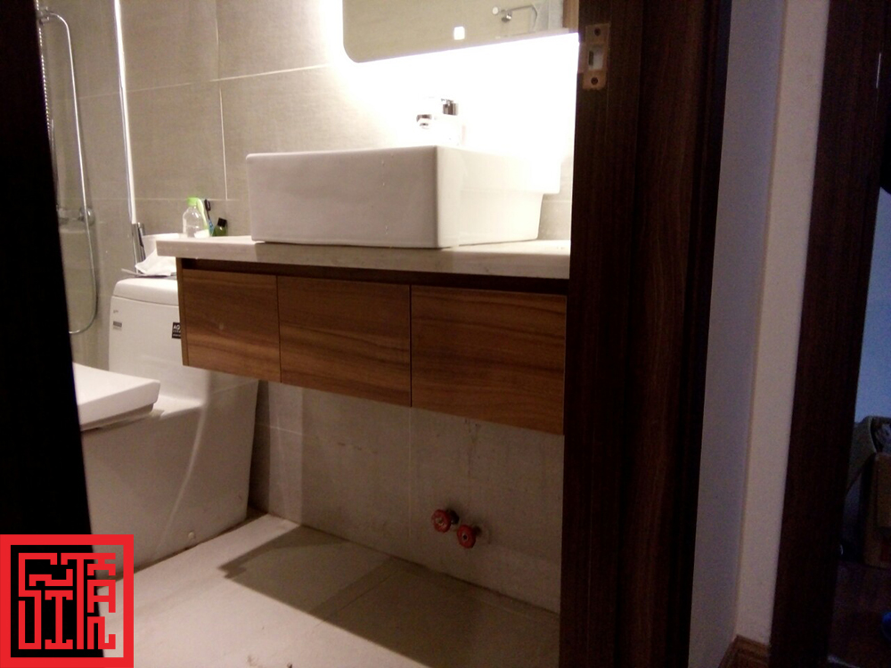 Gỗ chống ẩm kết hợp mặt đá trắng – vừa tiện dụng vừa tinh tế.