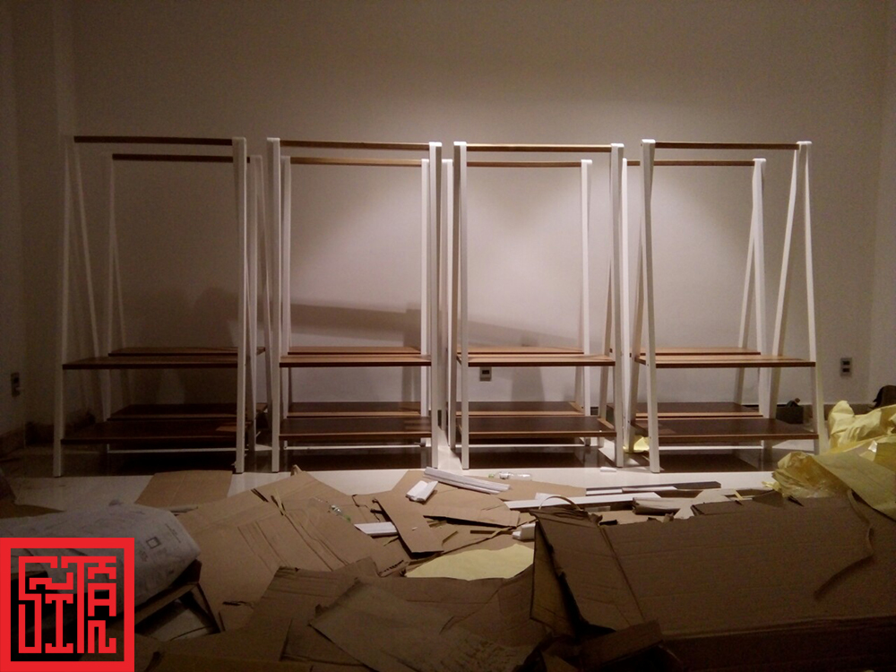 Sự kết hợp giữa gỗ và kim loại mang lại vẻ chắc chắn, hiện đại và bền vững.