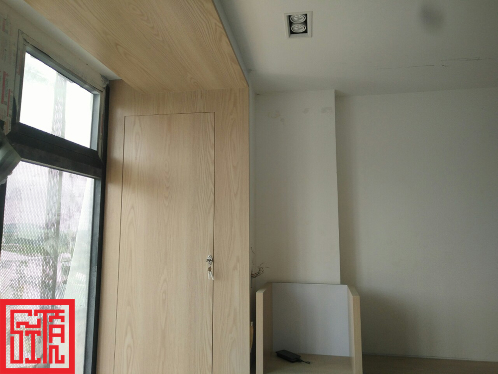 Đội ngũ thi công nội thất khách sạn Sĩ Tấn tại Đà Lạt Center đang hoàn thiện lắp đặt