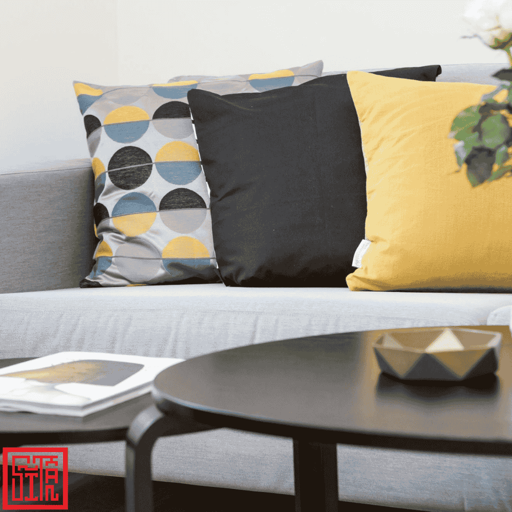 Bàn trà tròn nhỏ gọn, dễ di chuyển trong phòng khách 