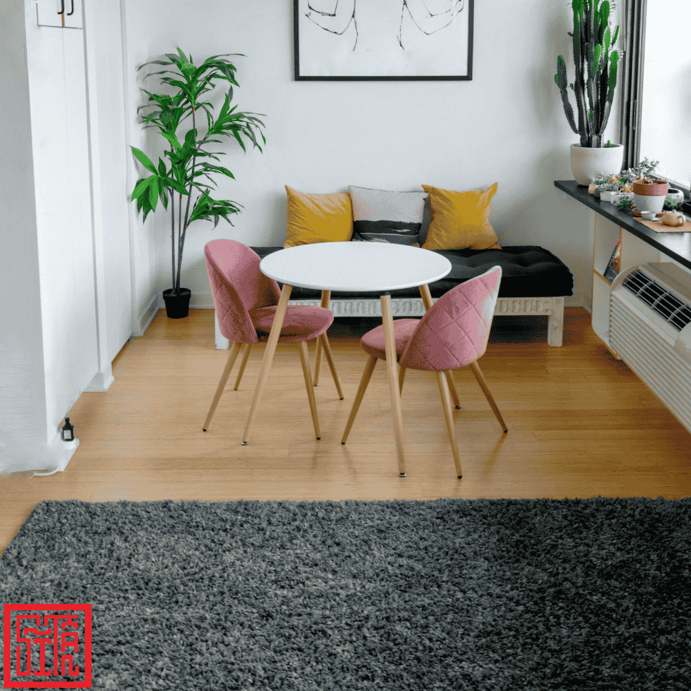 Thảm giúp phòng khách nhỏ trông rộng rãi và ấm cúng 