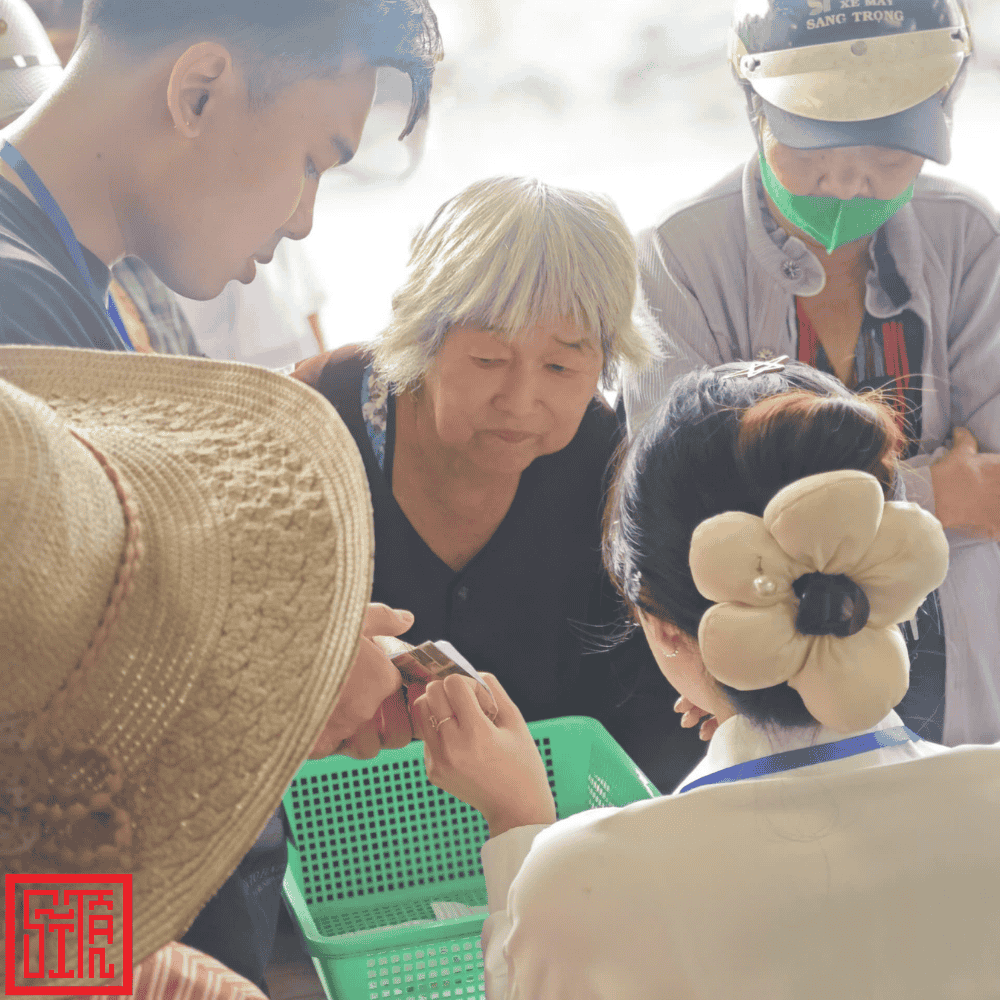 Quà từ chương trình thiện nguyện Sĩ Tấn.