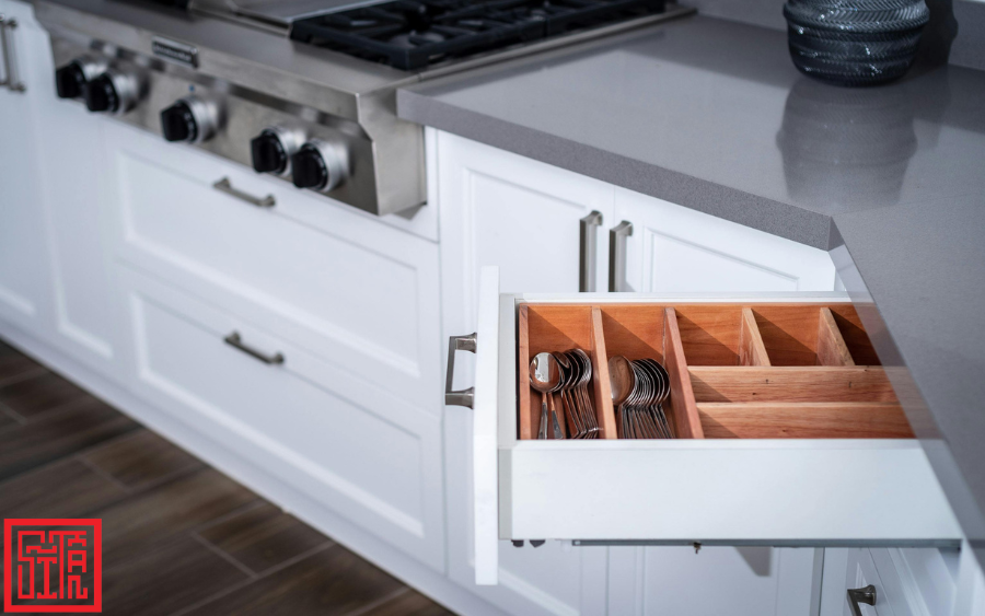 Ngăn kéo bếp tích hợp chia ngăn giúp tăng không gian chứa đồ
