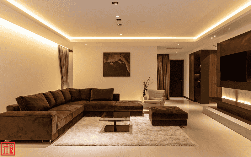 Ánh sáng vàng giúp phòng khách dễ chịu và cân bằng phong thủy vào buổi tối.