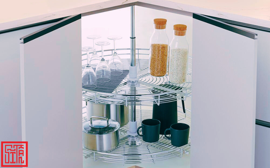 Kệ góc xoay thông minh giúp tận dụng tối đa góc chết trong tủ bếp