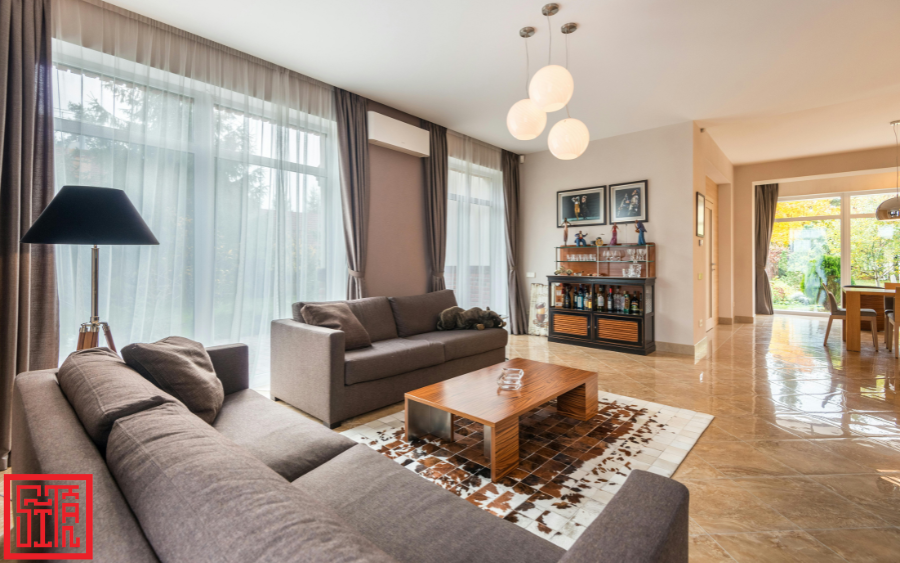 Phòng khách sử dụng tông màu ấm, mang lại cảm giác gần gũi và sang trọng