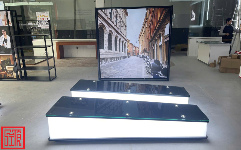 Thi công bục trưng bày xe Honda Hòa An 3 với đèn LED và mặt kính cường lực