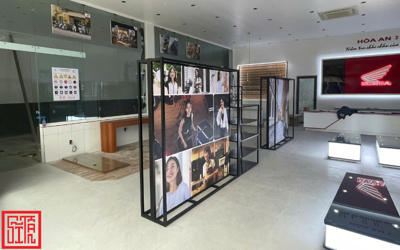 Khung poster sắt sơn tĩnh điện Showroom Honda Hòa An 3 do Nội thất Sĩ Tấn thi công