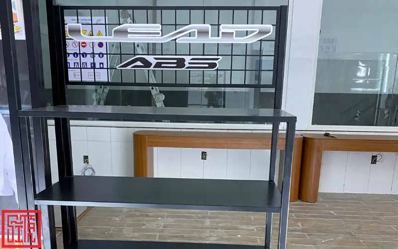 Thợ Nội thất Sĩ Tấn thi công chi tiết inox và đèn LED showroom Honda Hòa An 3.