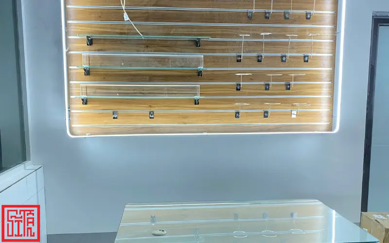 Thi công kệ phụ kiện showroom Honda Hòa An 3 với đèn LED và kệ kính hiện đại.