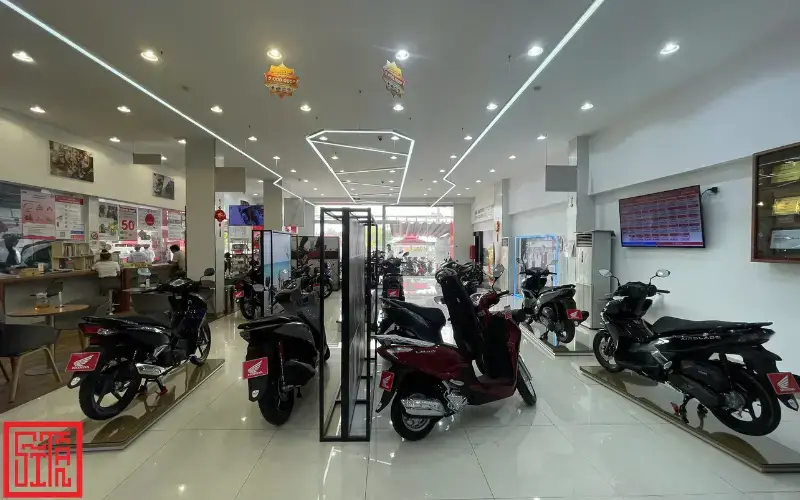 Không gian trưng bày xe Honda Hồng Đức 10 – Sóc Trăng do Sĩ Tấn thi công.