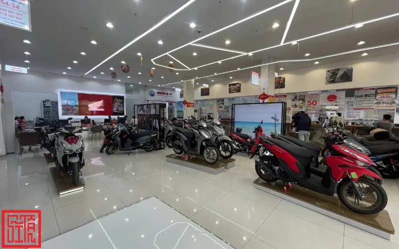 Thi công backdrop logo Honda phát sáng và quầy lễ tân MDF melamine tại Hồng Đức 10