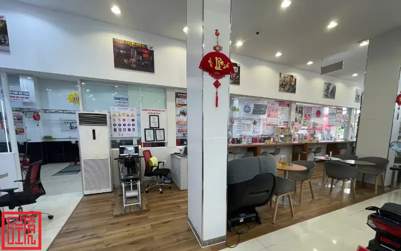 Kệ phụ kiện showroom Honda Hồng Đức 10 – Sóc Trăng thi công bởi đội ngũ Sĩ Tấn.