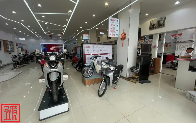Thợ Sĩ Tấn thi công chi tiết nội thất showroom Honda Hồng Đức 10 – Sóc Trăng.