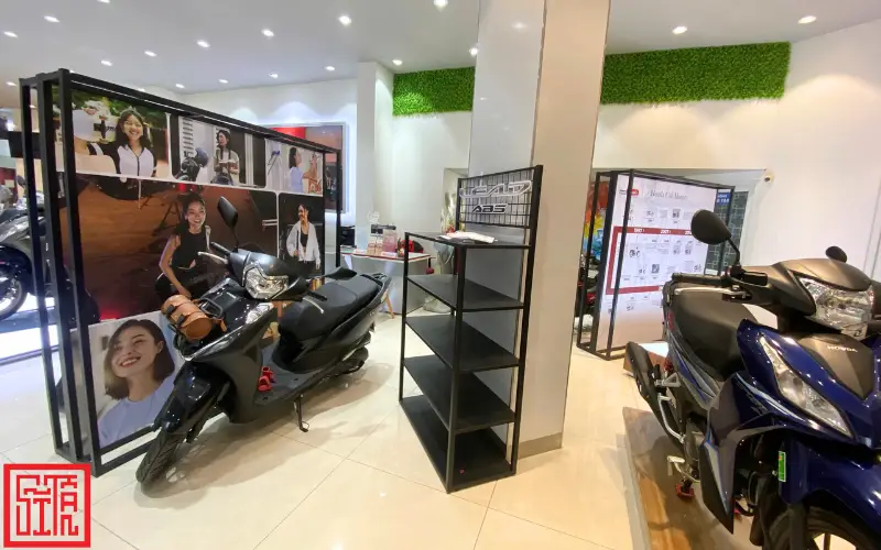 Kệ phụ kiện Lead ABS – showroom Honda KWAITEXCO Hà Nội