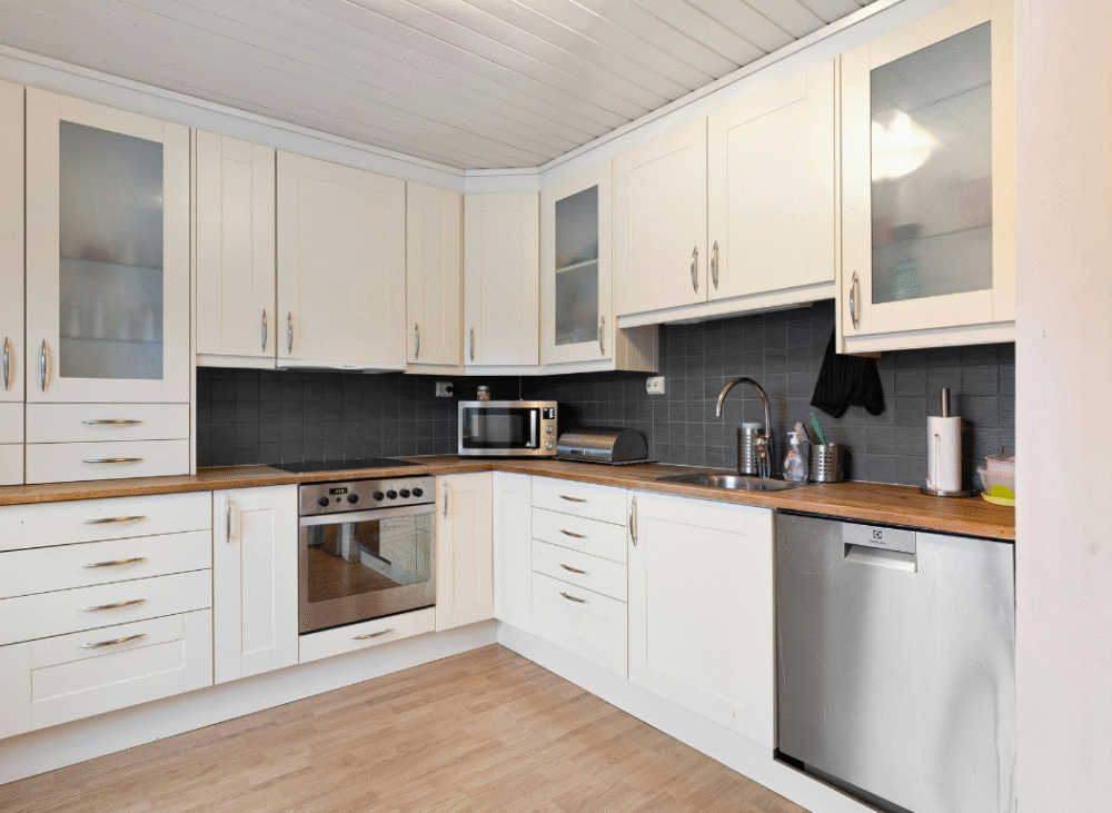 Tủ bếp hoàn thiện có khoảng hở cánh chuẩn, đẹp và bền bỉ