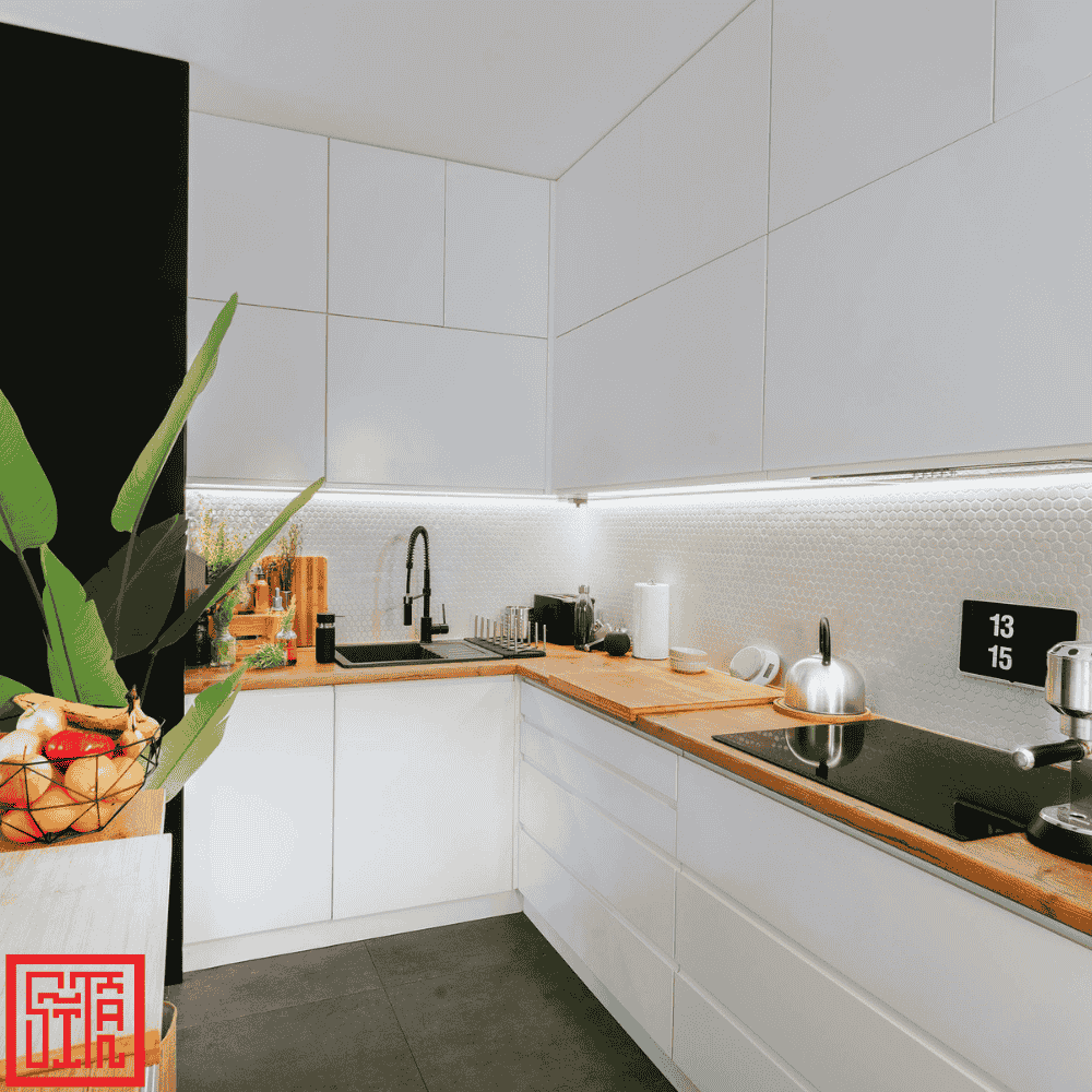 Tủ bếp dưới gần chậu rửa làm từ MDF chống ẩm, bền trong môi trường ẩm thấp