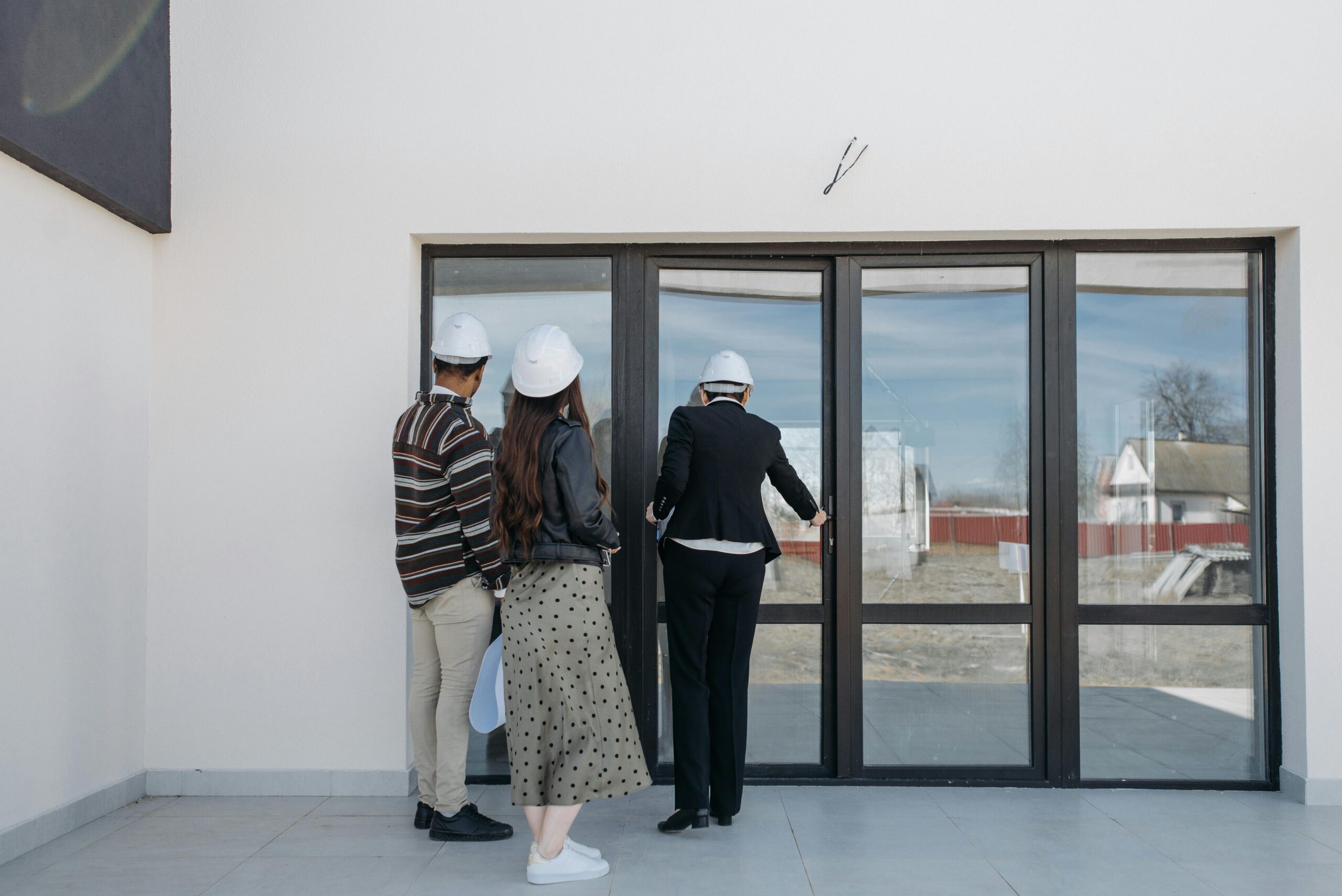 Gia chủ nghiệm thu công trình nội thất cùng đội ngũ Sĩ Tấn 