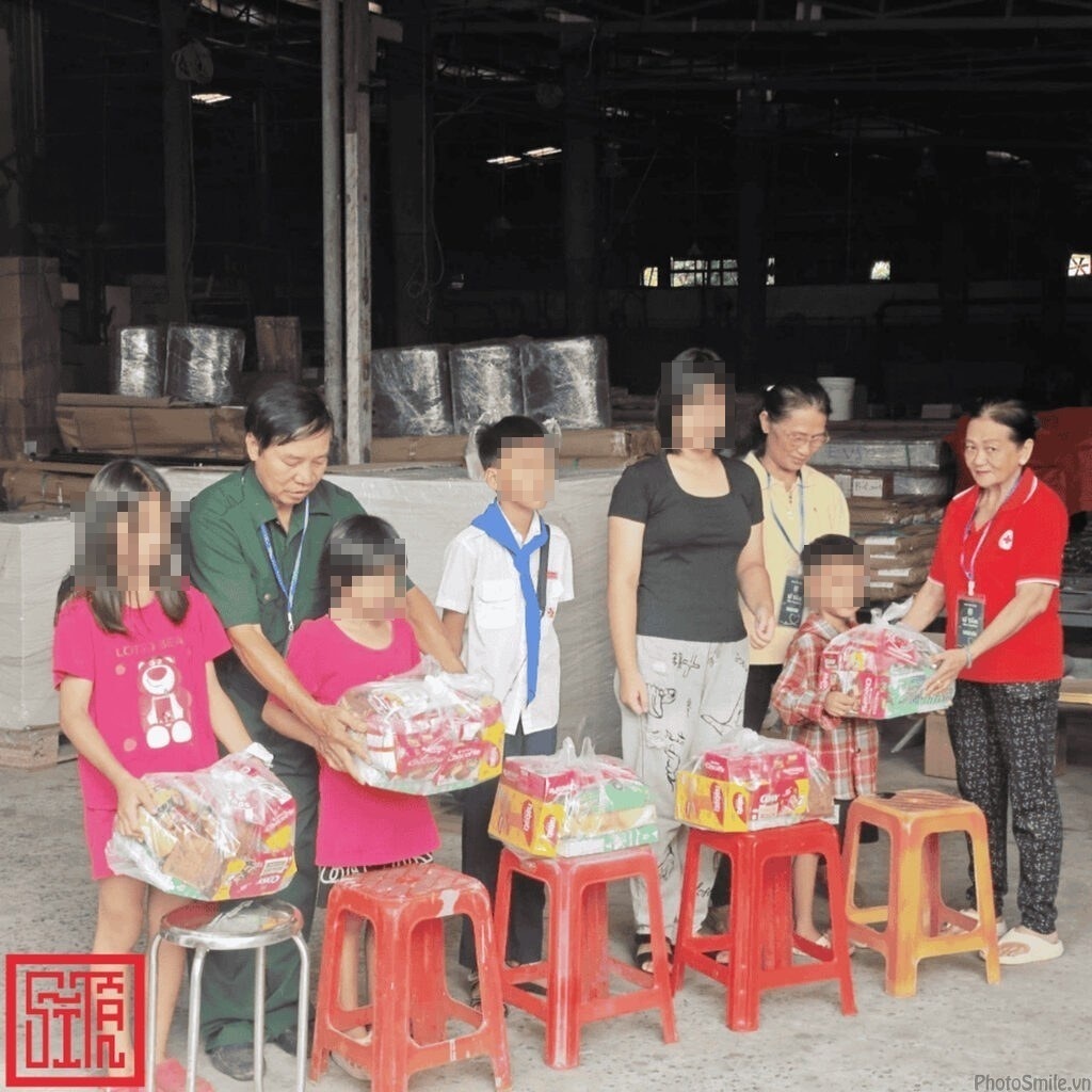 Tập thể Sĩ Tấn cùng người dân địa phương trong chương trình thiện nguyện tháng 9.