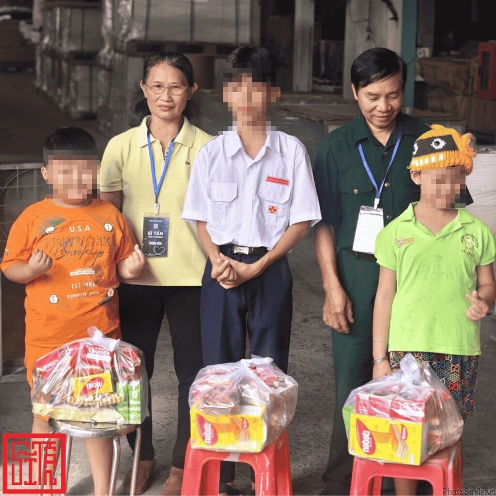 Đại diện Nội thất Sĩ Tấn trao phần quà Trung thu cho các hộ khó khăn tại Củ Chi.