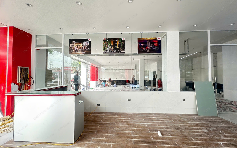 Bộ poster treo cao tạo thành điểm nhấn hình ảnh, định hình phong cách showroom.