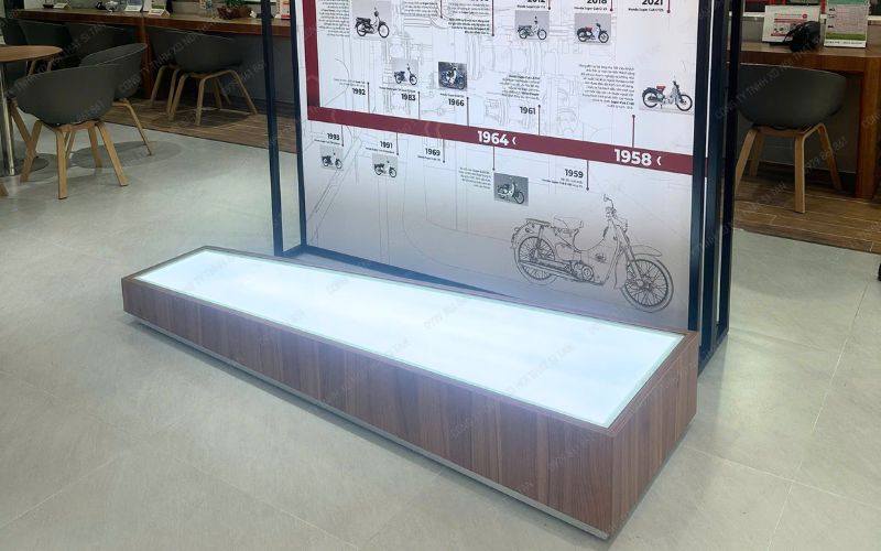 Bục trưng bày xe máy trong showroom Honda sau cải tạo.