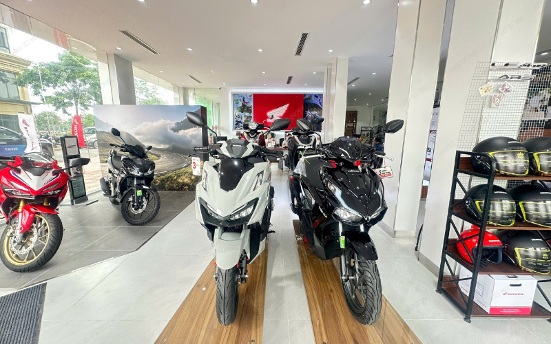 Khu vực sảnh chính HEAD VinaMotor Phổ Yên sau khi cải tạo bởi Nội thất Sĩ Tấn.