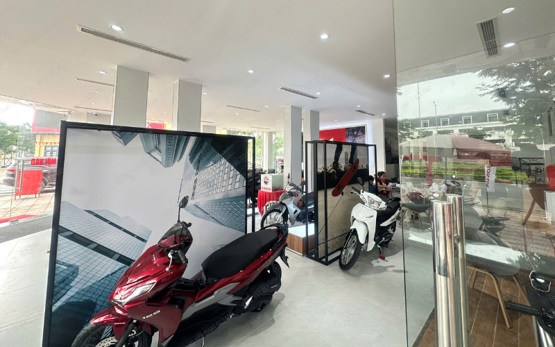 Các module trưng bày mới được bố trí thông minh, giúp luồng di chuyển trong showroom mượt mà hơn.