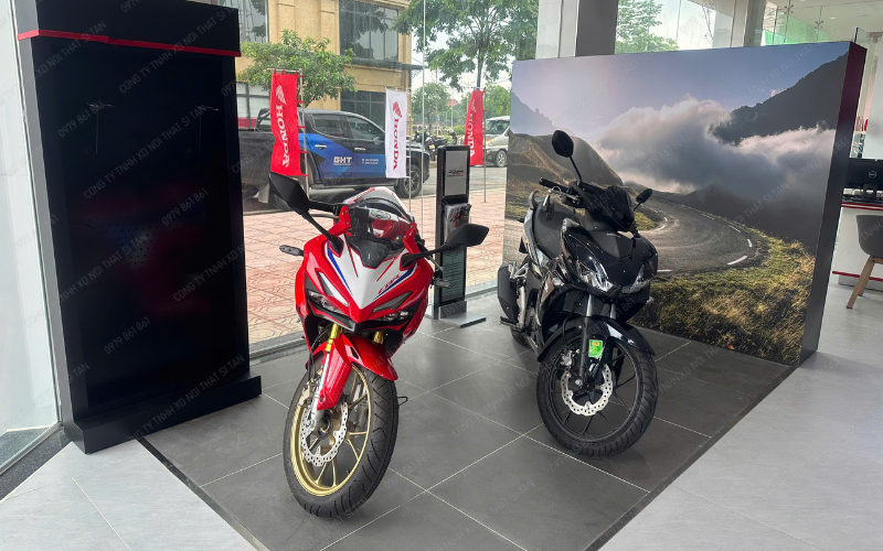 Hệ panel hình ảnh cỡ lớn tạo chiều sâu thị giác, giúp tôn lên dáng xe và truyền tải tinh thần thương hiệu.