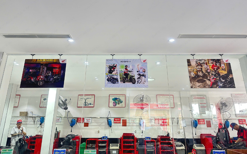  Hệ poster treo trần tại showroom Honda Phổ Yên.