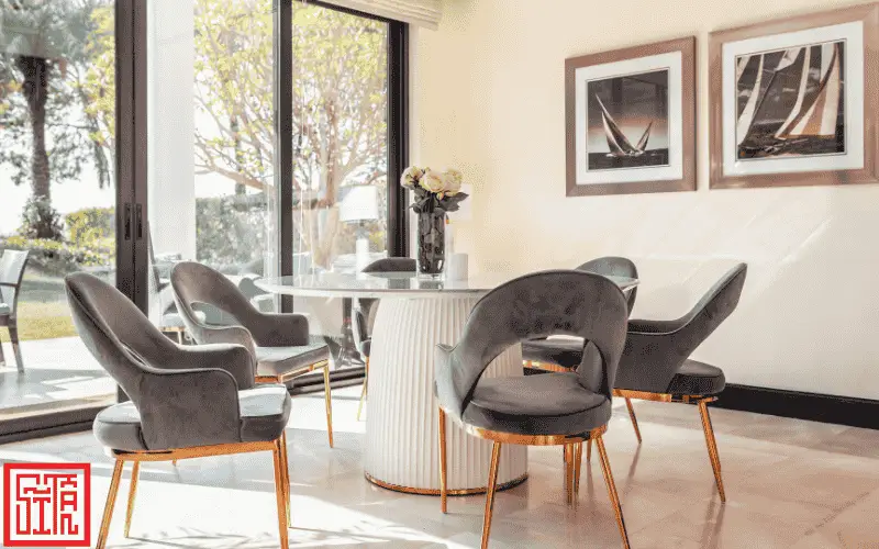 Trang trí phòng ăn phong thủy với ánh sáng ấm và hoa tươi.