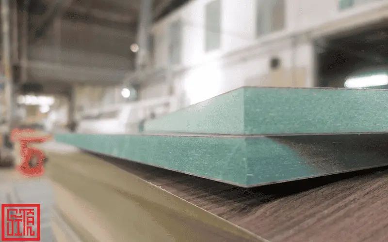 Tấm MDF chống ẩm lõi xanh đạt chuẩn chống ẩm dùng cho thi công nội thất.