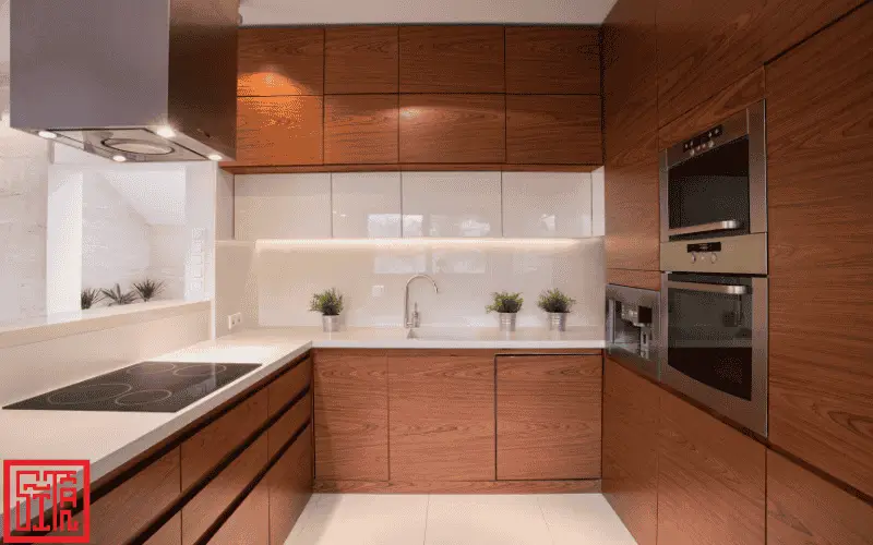 Tủ bếp MDF chống ẩm hoàn thiện trong căn hộ, bề mặt phẳng và mép kín.