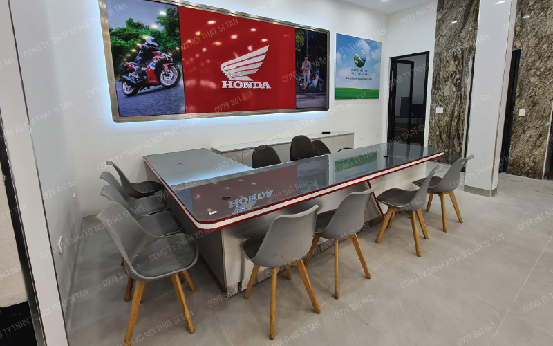 Khu vực bàn tư vấn khách hàng Honda HEAD Kuong Ngan 8 thiết kế hiện đại, sang trọng