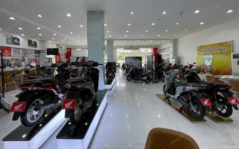 Khu vực trưng bày xe trung tâm tại HEAD Hồng 12 với sàn nâng và đèn LED.