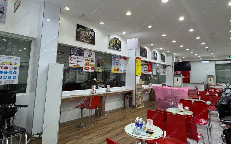 Khu khách chờ tại HEAD Hồng 12 sau cải tạo, tone màu ấm và thoải mái.